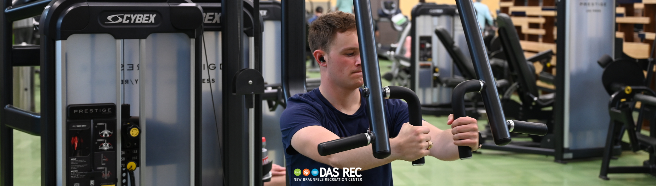 Das Rec member using workout equipment